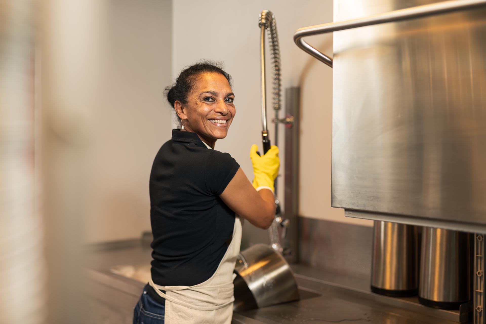 Flexibel werken in de horeca is net wat Indira zoekt want ze houdt van veel variatie.